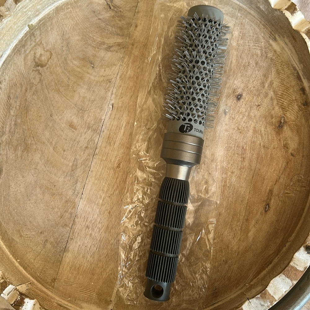 T3 medium round brush. New.